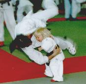 Die kleine Jana 3 Jahre beim Ju Jutsu Training